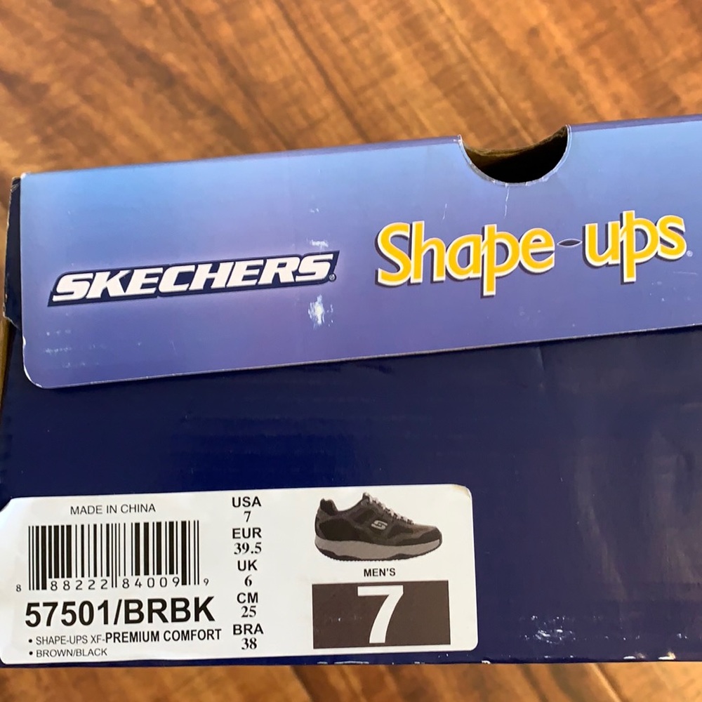 Skechers Shape Ups Men 7, New in box